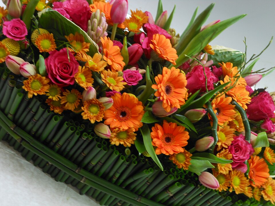 Gerbera ve Gül Hediye Sepeti